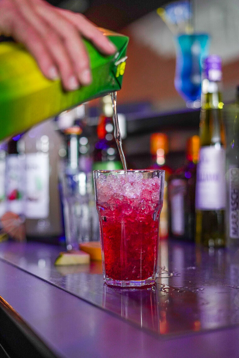 Erlebt stilvolle Drinks, feine Küche und besondere Events im Vibes Thannhausen – Bar, Restaurant & Eventlocation mit einzigartiger Atmosphäre