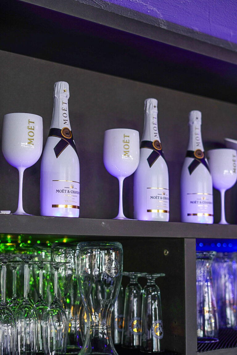 Erlebt stilvolle Drinks, feine Küche und besondere Events im Vibes Thannhausen – Bar, Restaurant & Eventlocation mit einzigartiger Atmosphäre