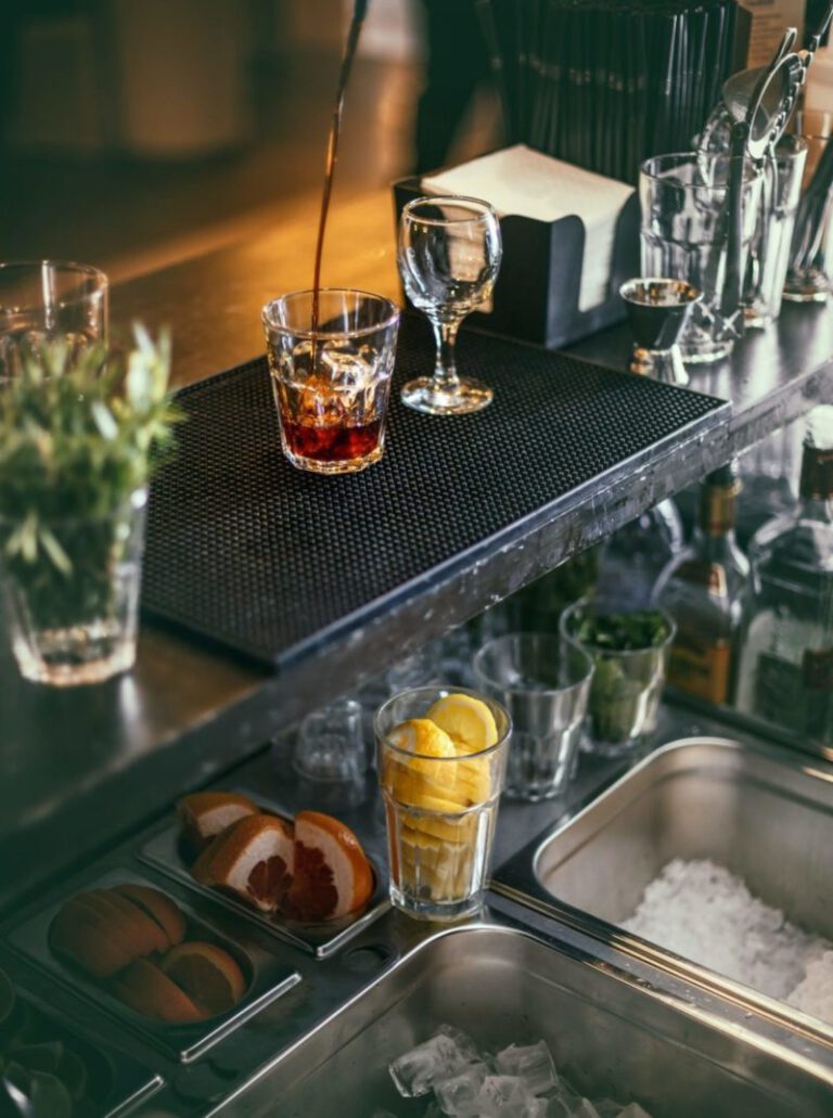 Erlebt stilvolle Drinks, feine Küche und besondere Events im Vibes Thannhausen – Bar, Restaurant & Eventlocation mit einzigartiger Atmosphäre